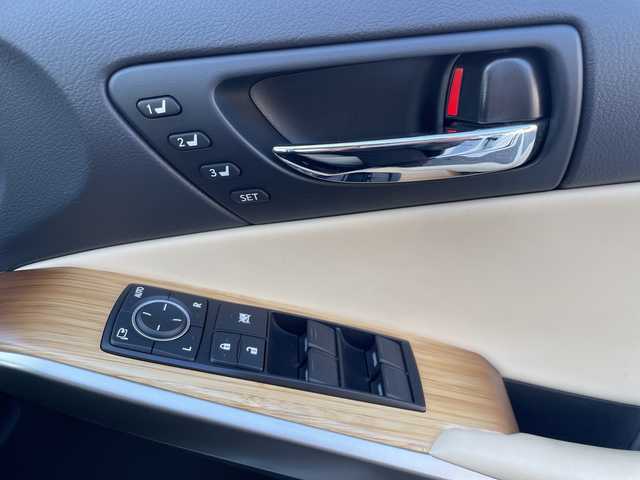 レクサス ＩＳ 300h バージョンL 三重県 2014(平26)年 4.1万km ホワイトパールクリスタルシャイン 登録時40338km/ワンオーナー/禁煙車/純正メーカーオプションナビ/・フルセグ・Ｂｌｕｅｔｏｏｔｈ・CD/DVD/Blu-ray/・SD・AUX・USB・AM/FM/白フルレザーシート/前席シートヒーター/前席ベンチレーション/前席パワーシート/D席メモリー機能付き/クルーズコントロール/バックカメラ/コーナーセンサー/ビルドインＥＴＣ/パドルシフト/AUTOライト・ワイパー