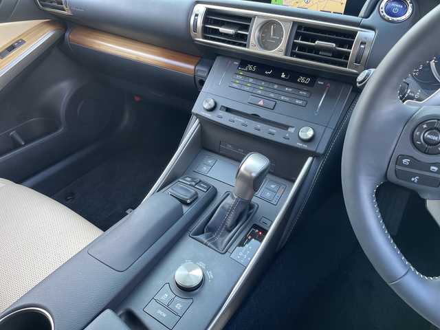 レクサス ＩＳ 300h バージョンL 三重県 2014(平26)年 4.1万km ホワイトパールクリスタルシャイン 登録時40338km/ワンオーナー/禁煙車/純正メーカーオプションナビ/・フルセグ・Ｂｌｕｅｔｏｏｔｈ・CD/DVD/Blu-ray/・SD・AUX・USB・AM/FM/白フルレザーシート/前席シートヒーター/前席ベンチレーション/前席パワーシート/D席メモリー機能付き/クルーズコントロール/バックカメラ/コーナーセンサー/ビルドインＥＴＣ/パドルシフト/AUTOライト・ワイパー