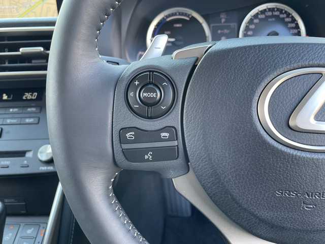 レクサス ＩＳ 300h バージョンL 三重県 2014(平26)年 4.1万km ホワイトパールクリスタルシャイン 登録時40338km/ワンオーナー/禁煙車/純正メーカーオプションナビ/・フルセグ・Ｂｌｕｅｔｏｏｔｈ・CD/DVD/Blu-ray/・SD・AUX・USB・AM/FM/白フルレザーシート/前席シートヒーター/前席ベンチレーション/前席パワーシート/D席メモリー機能付き/クルーズコントロール/バックカメラ/コーナーセンサー/ビルドインＥＴＣ/パドルシフト/AUTOライト・ワイパー