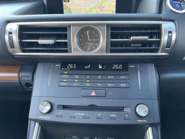 レクサス ＩＳ 300h バージョンL 三重県 2014(平26)年 4.1万km ホワイトパールクリスタルシャイン 登録時40338km/ワンオーナー/禁煙車/純正メーカーオプションナビ/・フルセグ・Ｂｌｕｅｔｏｏｔｈ・CD/DVD/Blu-ray/・SD・AUX・USB・AM/FM/白フルレザーシート/前席シートヒーター/前席ベンチレーション/前席パワーシート/D席メモリー機能付き/クルーズコントロール/バックカメラ/コーナーセンサー/ビルドインＥＴＣ/パドルシフト/AUTOライト・ワイパー