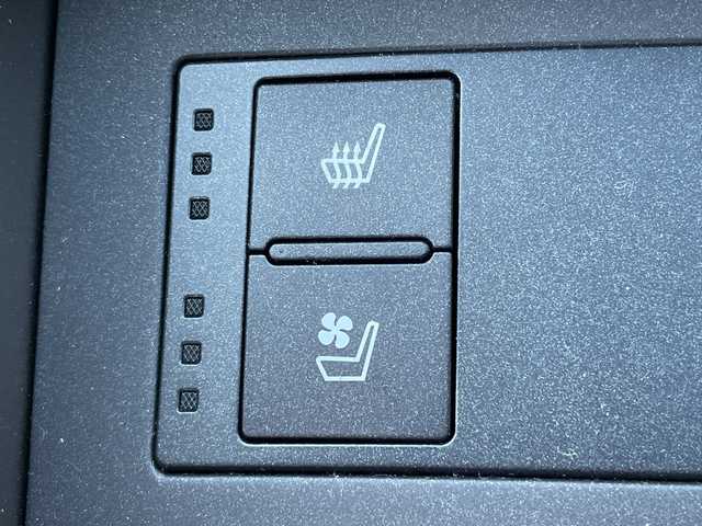 レクサス ＩＳ 300h バージョンL 三重県 2014(平26)年 4.1万km ホワイトパールクリスタルシャイン 登録時40338km/ワンオーナー/禁煙車/純正メーカーオプションナビ/・フルセグ・Ｂｌｕｅｔｏｏｔｈ・CD/DVD/Blu-ray/・SD・AUX・USB・AM/FM/白フルレザーシート/前席シートヒーター/前席ベンチレーション/前席パワーシート/D席メモリー機能付き/クルーズコントロール/バックカメラ/コーナーセンサー/ビルドインＥＴＣ/パドルシフト/AUTOライト・ワイパー