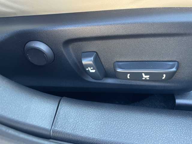 レクサス ＩＳ 300h バージョンL 三重県 2014(平26)年 4.1万km ホワイトパールクリスタルシャイン 登録時40338km/ワンオーナー/禁煙車/純正メーカーオプションナビ/・フルセグ・Ｂｌｕｅｔｏｏｔｈ・CD/DVD/Blu-ray/・SD・AUX・USB・AM/FM/白フルレザーシート/前席シートヒーター/前席ベンチレーション/前席パワーシート/D席メモリー機能付き/クルーズコントロール/バックカメラ/コーナーセンサー/ビルドインＥＴＣ/パドルシフト/AUTOライト・ワイパー