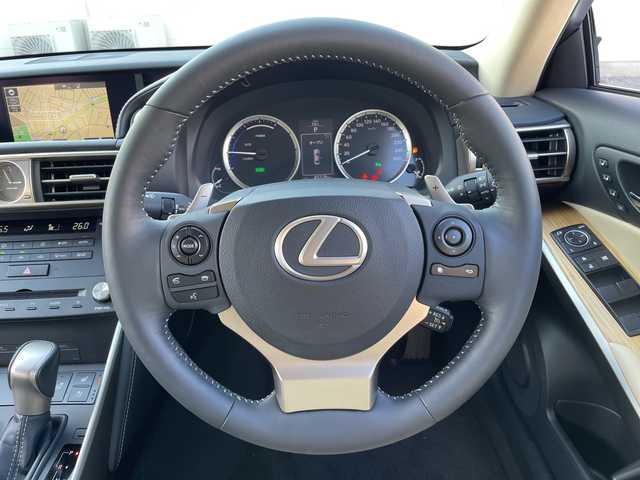 レクサス ＩＳ 300h バージョンL 三重県 2014(平26)年 4.1万km ホワイトパールクリスタルシャイン 登録時40338km/ワンオーナー/禁煙車/純正メーカーオプションナビ/・フルセグ・Ｂｌｕｅｔｏｏｔｈ・CD/DVD/Blu-ray/・SD・AUX・USB・AM/FM/白フルレザーシート/前席シートヒーター/前席ベンチレーション/前席パワーシート/D席メモリー機能付き/クルーズコントロール/バックカメラ/コーナーセンサー/ビルドインＥＴＣ/パドルシフト/AUTOライト・ワイパー
