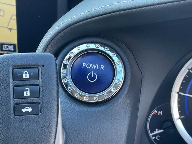 レクサス ＩＳ 300h バージョンL 三重県 2014(平26)年 4.1万km ホワイトパールクリスタルシャイン 登録時40338km/ワンオーナー/禁煙車/純正メーカーオプションナビ/・フルセグ・Ｂｌｕｅｔｏｏｔｈ・CD/DVD/Blu-ray/・SD・AUX・USB・AM/FM/白フルレザーシート/前席シートヒーター/前席ベンチレーション/前席パワーシート/D席メモリー機能付き/クルーズコントロール/バックカメラ/コーナーセンサー/ビルドインＥＴＣ/パドルシフト/AUTOライト・ワイパー