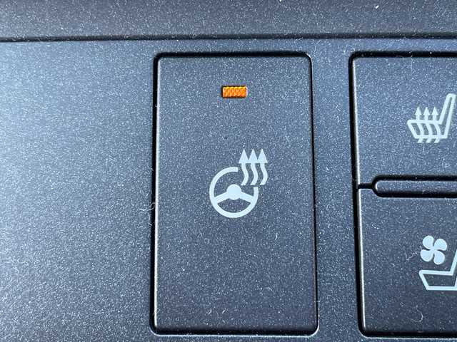 レクサス ＩＳ 300h バージョンL 三重県 2014(平26)年 4.1万km ホワイトパールクリスタルシャイン 登録時40338km/ワンオーナー/禁煙車/純正メーカーオプションナビ/・フルセグ・Ｂｌｕｅｔｏｏｔｈ・CD/DVD/Blu-ray/・SD・AUX・USB・AM/FM/白フルレザーシート/前席シートヒーター/前席ベンチレーション/前席パワーシート/D席メモリー機能付き/クルーズコントロール/バックカメラ/コーナーセンサー/ビルドインＥＴＣ/パドルシフト/AUTOライト・ワイパー