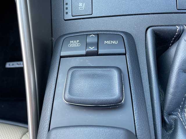 レクサス ＩＳ 300h バージョンL 三重県 2014(平26)年 4.1万km ホワイトパールクリスタルシャイン 登録時40338km/ワンオーナー/禁煙車/純正メーカーオプションナビ/・フルセグ・Ｂｌｕｅｔｏｏｔｈ・CD/DVD/Blu-ray/・SD・AUX・USB・AM/FM/白フルレザーシート/前席シートヒーター/前席ベンチレーション/前席パワーシート/D席メモリー機能付き/クルーズコントロール/バックカメラ/コーナーセンサー/ビルドインＥＴＣ/パドルシフト/AUTOライト・ワイパー