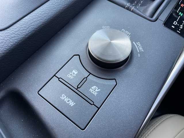 レクサス ＩＳ 300h バージョンL 三重県 2014(平26)年 4.1万km ホワイトパールクリスタルシャイン 登録時40338km/ワンオーナー/禁煙車/純正メーカーオプションナビ/・フルセグ・Ｂｌｕｅｔｏｏｔｈ・CD/DVD/Blu-ray/・SD・AUX・USB・AM/FM/白フルレザーシート/前席シートヒーター/前席ベンチレーション/前席パワーシート/D席メモリー機能付き/クルーズコントロール/バックカメラ/コーナーセンサー/ビルドインＥＴＣ/パドルシフト/AUTOライト・ワイパー