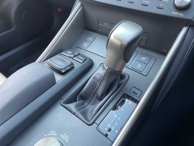 レクサス ＩＳ 300h バージョンL 三重県 2014(平26)年 4.1万km ホワイトパールクリスタルシャイン 登録時40338km/ワンオーナー/禁煙車/純正メーカーオプションナビ/・フルセグ・Ｂｌｕｅｔｏｏｔｈ・CD/DVD/Blu-ray/・SD・AUX・USB・AM/FM/白フルレザーシート/前席シートヒーター/前席ベンチレーション/前席パワーシート/D席メモリー機能付き/クルーズコントロール/バックカメラ/コーナーセンサー/ビルドインＥＴＣ/パドルシフト/AUTOライト・ワイパー