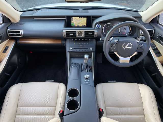 レクサス ＩＳ 300h バージョンL 三重県 2014(平26)年 4.1万km ホワイトパールクリスタルシャイン 登録時40338km/ワンオーナー/禁煙車/純正メーカーオプションナビ/・フルセグ・Ｂｌｕｅｔｏｏｔｈ・CD/DVD/Blu-ray/・SD・AUX・USB・AM/FM/白フルレザーシート/前席シートヒーター/前席ベンチレーション/前席パワーシート/D席メモリー機能付き/クルーズコントロール/バックカメラ/コーナーセンサー/ビルドインＥＴＣ/パドルシフト/AUTOライト・ワイパー