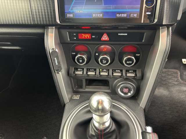 トヨタ ８６ GT 鹿児島県 2013(平25)年 9.9万km スターリングシルバー HDDナビ/フルセグテレビ/MT/MOMOステアリング/ダウンサス/ウェッズ17インチアルミホイール/HIDヘッドライト/前後ドライブレコーダー/プッシュスタート