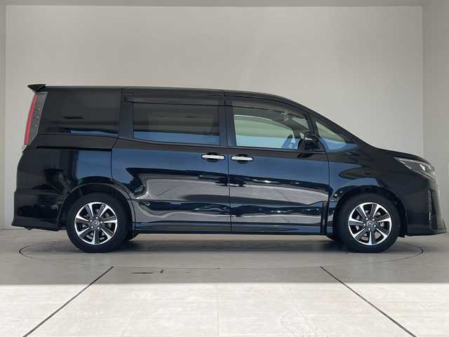 トヨタ ノア Si ダブルバイビー 愛知県 2018(平30)年 5.7万km ブラック 純正9型ナビ/後席モニター/両側パワースライドドア/クルーズコントロール/バックカメラ/純正アルミホイール/LEDヘッドライト/リアオートエアコン/オートマチックハイビーム/ETC/衝突軽減システム/フルセグ/CD DVD/Bluetooth/ステアリングスイッチ/スマートキー/プッシュスタート