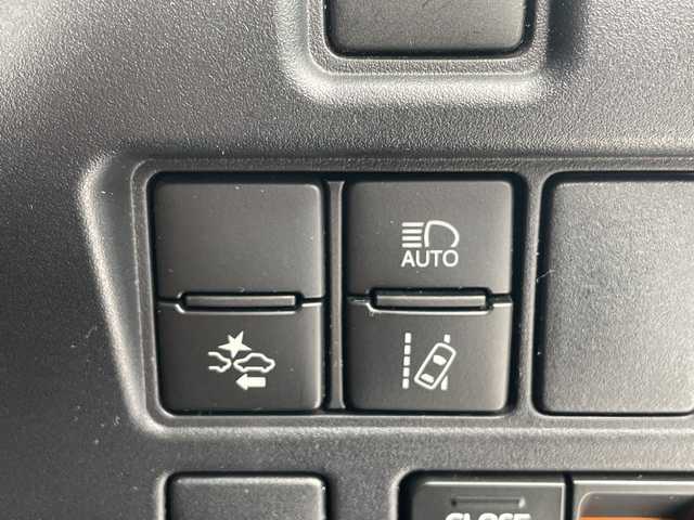 トヨタ ノア Si ダブルバイビー 愛知県 2018(平30)年 5.7万km ブラック 純正9型ナビ/後席モニター/両側パワースライドドア/クルーズコントロール/バックカメラ/純正アルミホイール/LEDヘッドライト/リアオートエアコン/オートマチックハイビーム/ETC/衝突軽減システム/フルセグ/CD DVD/Bluetooth/ステアリングスイッチ/スマートキー/プッシュスタート