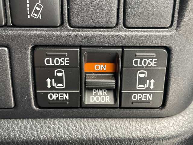 トヨタ ノア Si ダブルバイビー 愛知県 2018(平30)年 5.7万km ブラック 純正9型ナビ/後席モニター/両側パワースライドドア/クルーズコントロール/バックカメラ/純正アルミホイール/LEDヘッドライト/リアオートエアコン/オートマチックハイビーム/ETC/衝突軽減システム/フルセグ/CD DVD/Bluetooth/ステアリングスイッチ/スマートキー/プッシュスタート