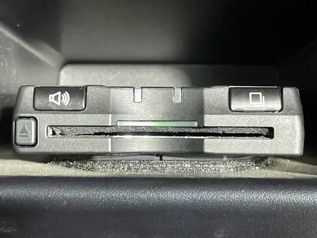 トヨタ スペイド F 神奈川県 2015(平27)年 6.9万km ブラックマイカ 純正7型SDナビゲーション【NSZT-W64】/CD DVD Bluetooth SD AM FM /バックカメラ/4WD/4WDオートモードスイッチ/フリップダウンモニター/片側パワースライドドア/トラクションコントロール/オートライト（キセノン）/スイッチスタート/スマートキー/ETC/ステアリングスイッチ/純正フロアマット/電動格納ミラー/ウインカーミラー/社外ホイール付きスタッドレスタイヤ4本/・175 65 R15/ドアバイザー