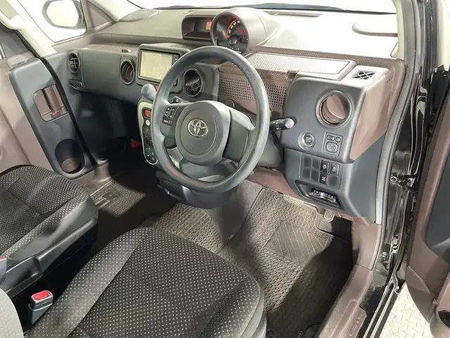 トヨタ スペイド F 神奈川県 2015(平27)年 6.9万km ブラックマイカ 純正7型SDナビゲーション【NSZT-W64】/CD DVD Bluetooth SD AM FM /バックカメラ/4WD/4WDオートモードスイッチ/フリップダウンモニター/片側パワースライドドア/トラクションコントロール/オートライト（キセノン）/スイッチスタート/スマートキー/ETC/ステアリングスイッチ/純正フロアマット/電動格納ミラー/ウインカーミラー/社外ホイール付きスタッドレスタイヤ4本/・175 65 R15/ドアバイザー