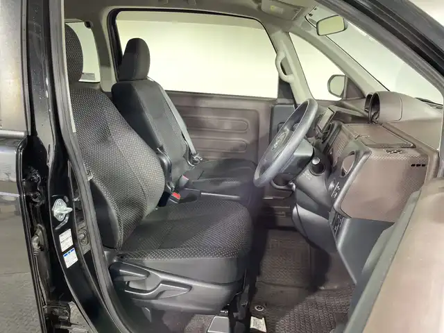 トヨタ スペイド F 神奈川県 2015(平27)年 6.9万km ブラックマイカ 純正7型SDナビゲーション【NSZT-W64】/CD DVD Bluetooth SD AM FM /バックカメラ/4WD/4WDオートモードスイッチ/フリップダウンモニター/片側パワースライドドア/トラクションコントロール/オートライト（キセノン）/スイッチスタート/スマートキー/ETC/ステアリングスイッチ/純正フロアマット/電動格納ミラー/ウインカーミラー/社外ホイール付きスタッドレスタイヤ4本/・175 65 R15/ドアバイザー