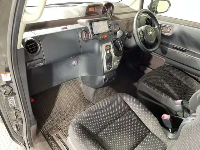 トヨタ スペイド F 神奈川県 2015(平27)年 6.9万km ブラックマイカ 純正7型SDナビゲーション【NSZT-W64】/CD DVD Bluetooth SD AM FM /バックカメラ/4WD/4WDオートモードスイッチ/フリップダウンモニター/片側パワースライドドア/トラクションコントロール/オートライト（キセノン）/スイッチスタート/スマートキー/ETC/ステアリングスイッチ/純正フロアマット/電動格納ミラー/ウインカーミラー/社外ホイール付きスタッドレスタイヤ4本/・175 65 R15/ドアバイザー