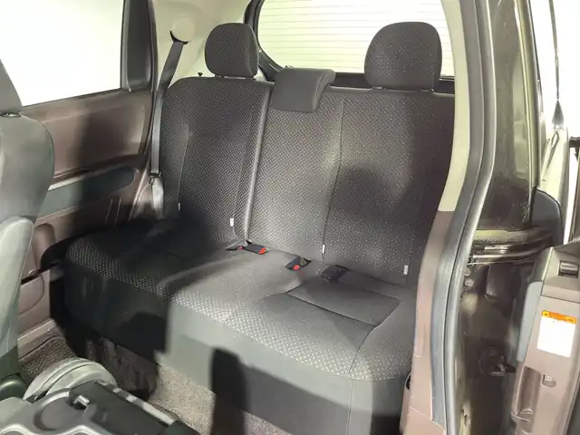 トヨタ スペイド F 神奈川県 2015(平27)年 6.9万km ブラックマイカ 純正7型SDナビゲーション【NSZT-W64】/CD DVD Bluetooth SD AM FM /バックカメラ/4WD/4WDオートモードスイッチ/フリップダウンモニター/片側パワースライドドア/トラクションコントロール/オートライト（キセノン）/スイッチスタート/スマートキー/ETC/ステアリングスイッチ/純正フロアマット/電動格納ミラー/ウインカーミラー/社外ホイール付きスタッドレスタイヤ4本/・175 65 R15/ドアバイザー