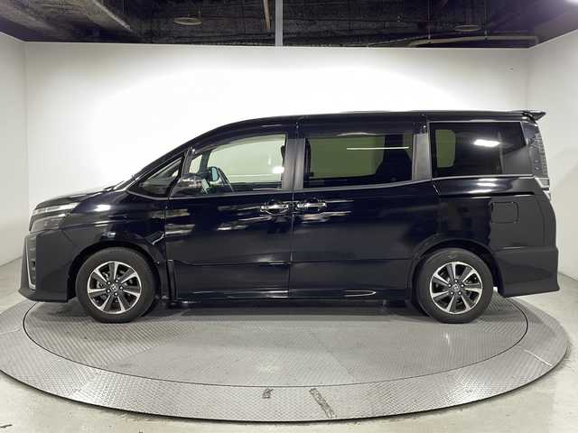 トヨタ ヴォクシー ZS 煌Ⅱ 広島県 2019(令1)年 4.2万km ブラック 純正10型ナビ/純正フリップダウンモニター/両側パワースライドドア/バックカメラ/クルーズコントロール/クリアランスソナー/セーフティセンス/・プリクラッシュセーフティ/・レーンディパーチャーアラート/・オートマチックハイビーム/LEDヘッドランプ/純正16インチAW/ビルトインETC/ドライブレコーダー/USB/HDMI入力端子