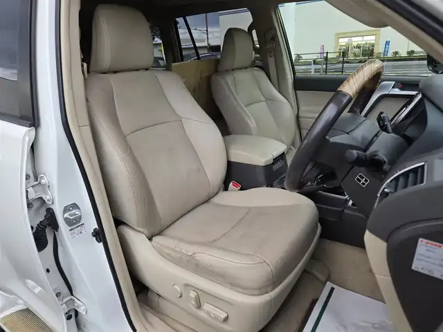 トヨタ ランドクルーザー プラド TX Lパッケージ 鹿児島県 2018(平30)年 5万km ホワイトパールクリスタルシャイン 前後モデリスタエアロ　/ムーンルーフ　/ヒッチメンバー　/ヒッチキャリア　/ラゲージプロテクター　/ＡＬＰＩＮＥナビ　/ウッドコンビステア　/純正サイドステップカバー　/ルーフレール　/純正アルミホイール（１９インチ）/前後コーナーセンサー/Bluetoothオーディオ/フルセグテレビ/D+N席シートヒーター/D+N席シートベンチレーション/D+N席パワーシート/電動格納サードシート/社外フロアマット/プッシュスタート/スマートキー/横滑り防止装置/レーンキープアシスト