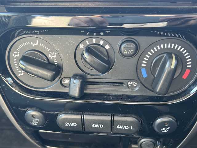 スズキ ジムニー ランドベンチャー 福島県 2017(平29)年 16.1万km ブルーイッシュブラックパール3 社外ナビゲーション/・型番：MDV-D304/・ワンセグTV/SD/USB/AUX/CD/FM/AM/・ETC/革張りステアリング/・ステアリングスイッチ/ハーフレザーシート/・D席シートヒーター/シガーライター/背面タイヤン/・型番：MDV-D304/・ワンセグTV/SD/USB/AUX/CD/FM/AM/・ETC/革張りステアリング/・ステアリングスイッチ/ハーフレザーシート/・D席シートヒーター/シガーライター/背面タイヤ/電動格納ミラー/・ウィンカーミラー/ハロゲンヘッドライト/・フォグランプ/・ヘッドライトレベライザー/純正フロアマット/ドアバイザー/積込みサマータイヤ/・純正AW/・溝4mm