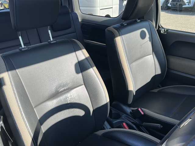 スズキ ジムニー ランドベンチャー 福島県 2017(平29)年 16.1万km ブルーイッシュブラックパール3 社外ナビゲーション/・型番：MDV-D304/・ワンセグTV/SD/USB/AUX/CD/FM/AM/・ETC/革張りステアリング/・ステアリングスイッチ/ハーフレザーシート/・D席シートヒーター/シガーライター/背面タイヤン/・型番：MDV-D304/・ワンセグTV/SD/USB/AUX/CD/FM/AM/・ETC/革張りステアリング/・ステアリングスイッチ/ハーフレザーシート/・D席シートヒーター/シガーライター/背面タイヤ/電動格納ミラー/・ウィンカーミラー/ハロゲンヘッドライト/・フォグランプ/・ヘッドライトレベライザー/純正フロアマット/ドアバイザー/積込みサマータイヤ/・純正AW/・溝4mm