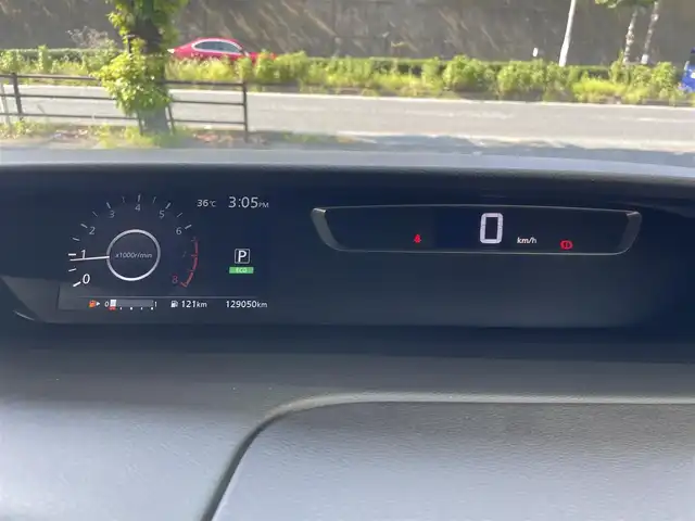 日産 セレナ ハイウェイスター 福岡県 2016(平28)年 13万km ブリリアントホワイトパール (株)IDOMが運営する【じしゃロン八幡西店】の自社ローン専用車両になります。こちらは現金またはオートローンご利用時の価格です。自社ローンご希望の方は別途その旨お申付け下さい/純正ナビ【MM516D-L】/(Bluetooth・CD・DVD・TV)/純正アルミホイール/純正フロアマット/クルーズコントロール/フロントフォグランプ/ビルトインETC/片側パワースライドドア/バックカメラ/プッシュスタート