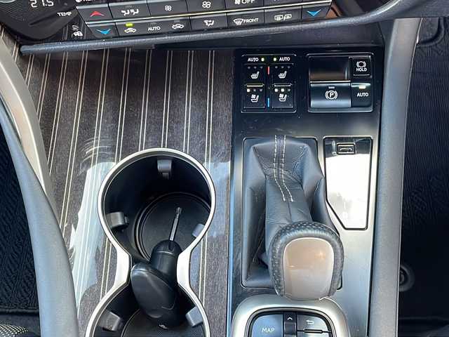 レクサス ＲＸ 沖縄県 2017(平29)年 8.5万km ホワイトノーヴァガラスフレーク 純正ナビ・TV/Bluetooth・CD・DVD/バックカメラ/ETC/ドライブレコーダー/サンルーフ/パワーバックドア/パワーシート/シートヒーター・エアシート/オートライト/衝突軽減システム/メモリーシート/クルーズコントロール/オートマチックハイビーム