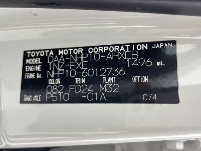 トヨタ アクア G 三重県 2012(平24)年 7.3万km ライムホワイトパールクリスタルシャイン 禁煙車/純正ナビ/AM/FM/CD/ワンセグTV/バックカメラ/シートヒーター/コーナーセンサー/コーナーポール/電動格納ミラー/ドアバイザー/フロアマット/ウィンカーミラー/オートライト/スマートキー