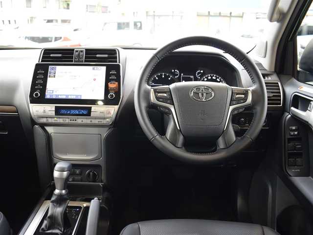 トヨタ ランドクルーザー プラド TX Lパッケージ マットブラED 神奈川県 2022(令4)年 1.1万km ブラック ワンオーナー/新車保証書/取扱説明書/サンルーフ/ルーフレール/レザーシート/・前席快適温熱シート/パワーシート/7人乗り（3列目電動格納シート）/メーカオプションTコネクトナビ/・9インチワイドタッチ式ディスプレイ/・USB入力端子/・AppleCarPlay/AndroidAuto/・Tコネクトヘルプネット/マイカーサーチ/・14スピーカー/・ETC2.0/・シャークフィンアンテナ/・マルチレインモニター（補助確認ミラー無）/・全方位カメラ/・ドアミラー足元照明/ブラインドスポットモニター/リアクロストラフィックアラート付き/セーフティセンス（衝突回避支援パッケージ）/・プリクラッシュセーフティ/　（昼夜歩行者/昼間自転車検知機能付き）/・レーンディパーチャーアラート/・オートマチックハイビーム/・レーダークルーズコントロール/・ロードサインアシスト/パーキングサポートブレーキ/LEDヘッドランプ/ヘッドランプクリーナー/LEDヘッドライト/18インチマッドブラックホイール