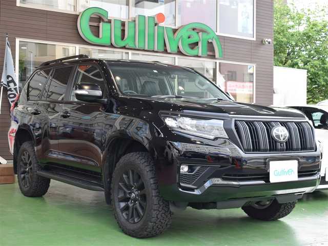トヨタ ランドクルーザー プラド TX Lパッケージ マットブラED 神奈川県 2022(令4)年 1.1万km ブラック ワンオーナー/新車保証書/取扱説明書/サンルーフ/ルーフレール/レザーシート/・前席快適温熱シート/パワーシート/7人乗り（3列目電動格納シート）/メーカオプションTコネクトナビ/・9インチワイドタッチ式ディスプレイ/・USB入力端子/・AppleCarPlay/AndroidAuto/・Tコネクトヘルプネット/マイカーサーチ/・14スピーカー/・ETC2.0/・シャークフィンアンテナ/・マルチレインモニター（補助確認ミラー無）/・全方位カメラ/・ドアミラー足元照明/ブラインドスポットモニター/リアクロストラフィックアラート付き/セーフティセンス（衝突回避支援パッケージ）/・プリクラッシュセーフティ/　（昼夜歩行者/昼間自転車検知機能付き）/・レーンディパーチャーアラート/・オートマチックハイビーム/・レーダークルーズコントロール/・ロードサインアシスト/パーキングサポートブレーキ/LEDヘッドランプ/ヘッドランプクリーナー/LEDヘッドライト/18インチマッドブラックホイール