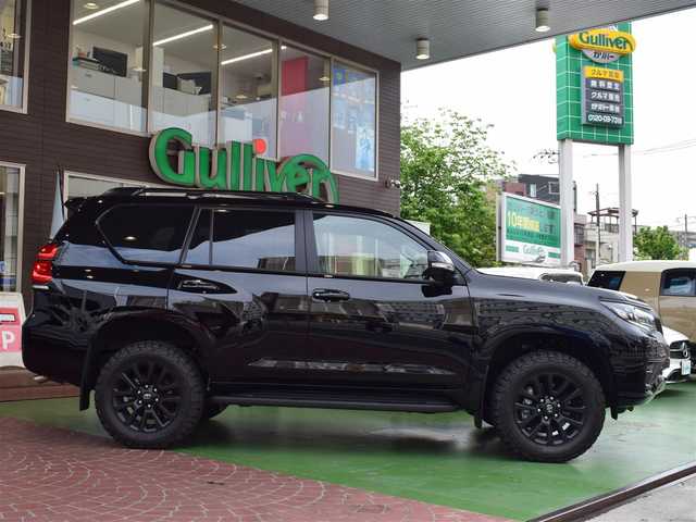 トヨタ ランドクルーザー プラド TX Lパッケージ マットブラED 神奈川県 2022(令4)年 1.1万km ブラック ワンオーナー/新車保証書/取扱説明書/サンルーフ/ルーフレール/レザーシート/・前席快適温熱シート/パワーシート/7人乗り（3列目電動格納シート）/メーカオプションTコネクトナビ/・9インチワイドタッチ式ディスプレイ/・USB入力端子/・AppleCarPlay/AndroidAuto/・Tコネクトヘルプネット/マイカーサーチ/・14スピーカー/・ETC2.0/・シャークフィンアンテナ/・マルチレインモニター（補助確認ミラー無）/・全方位カメラ/・ドアミラー足元照明/ブラインドスポットモニター/リアクロストラフィックアラート付き/セーフティセンス（衝突回避支援パッケージ）/・プリクラッシュセーフティ/　（昼夜歩行者/昼間自転車検知機能付き）/・レーンディパーチャーアラート/・オートマチックハイビーム/・レーダークルーズコントロール/・ロードサインアシスト/パーキングサポートブレーキ/LEDヘッドランプ/ヘッドランプクリーナー/LEDヘッドライト/18インチマッドブラックホイール
