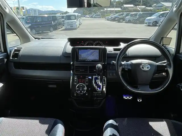 トヨタ ヴォクシー ZS G’s 宮崎県 2012(平24)年 5.4万km ホワイトパールクリスタルシャイン 社外ナビ「AVIC-ZH07」/(AM.FM.Bluetooth.DVD.CD.AUX)/フルセグTV/バックカメラ/両側パワースライドドア/サンルーフ/ETC/パドルシフト/オートライト/オートエアコン/電格ミラー/スマートキー/スペアキー/プッシュスタート/ステアリングスイッチ