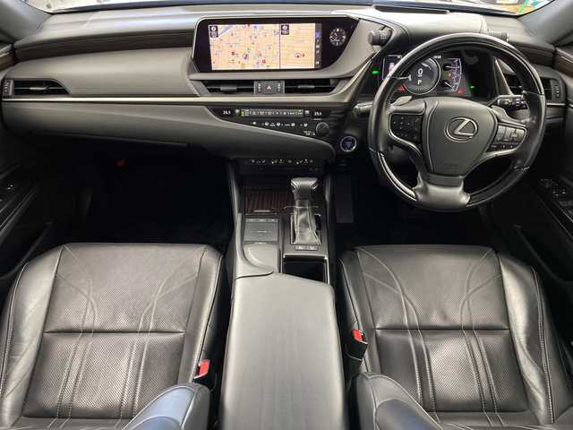 レクサス ＥＳ 300h バージョンL 岐阜県 2019(平31)年 9.7万km グラファイトブラックガラスフレーク サンルーフ/純正ナビ/CD/DVD/Bluetooth/USB/フルセグTV/レクサスセーフティシステム/プリクラッシュセーフティシステム/レーントレーシングアシスト/レーダークルーズコントロール/クリアランスソナー/アダプティブハイビームシステム/パノラミックビューモニター/パーキングサポートブレーキ/ウッドコンビステアリング/ステアリングヒーター/シートヒーター/エアシート/ブラインドスポットモニター/電動＆テレスコピックステアリング/パドルシフト/ステアリングリモコン/リアトラフィッククロスアラート/本革シート/パワーバックドア/メモリーシート/AC100V/1500W