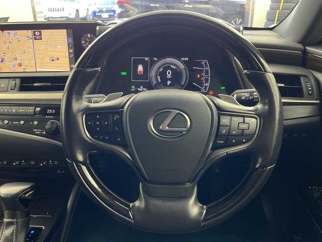 レクサス ＥＳ 300h バージョンL 岐阜県 2019(平31)年 9.7万km グラファイトブラックガラスフレーク サンルーフ/純正ナビ/CD/DVD/Bluetooth/USB/フルセグTV/レクサスセーフティシステム/プリクラッシュセーフティシステム/レーントレーシングアシスト/レーダークルーズコントロール/クリアランスソナー/アダプティブハイビームシステム/パノラミックビューモニター/パーキングサポートブレーキ/ウッドコンビステアリング/ステアリングヒーター/シートヒーター/エアシート/ブラインドスポットモニター/電動＆テレスコピックステアリング/パドルシフト/ステアリングリモコン/リアトラフィッククロスアラート/本革シート/パワーバックドア/メモリーシート/AC100V/1500W