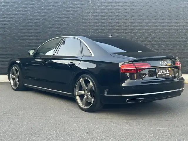 アウディ Ａ８ 4．0 TFSI クワトロ 大分県 2017(平29)年 9.6万km 黒 保証書/取扱説明書/サンルーフ/アダクティブクルーズコントロール/Audiサイドアシスト/純正ナビ/Bluetooth/地デジ/バックカメラ/サイドカメラ/フロントカメラ/黒本革/メモリー付きパワーシート/シートヒーター/シートクーラー/純正フロアマット/純正21インチアルミホイール