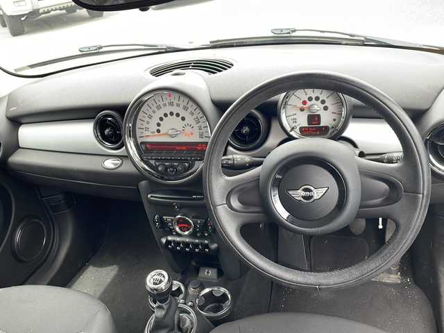 ＭＩＮＩ ミニ クーパー 新潟県 2014(平26)年 8.3万km 白 ６MT/冬タイヤ積載/純正オーディオ/（FM/AM/CD/AUX）/ETC/プッシュスタート/シガーソケット/フロアマット/フォグランプ/電格ミラー/純正AW/スペアキー×１