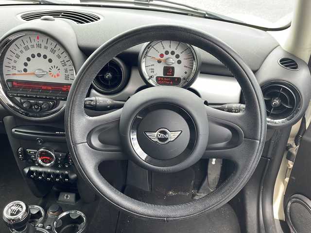 ＭＩＮＩ ミニ クーパー 新潟県 2014(平26)年 8.3万km 白 ６MT/冬タイヤ積載/純正オーディオ/（FM/AM/CD/AUX）/ETC/プッシュスタート/シガーソケット/フロアマット/フォグランプ/電格ミラー/純正AW/スペアキー×１