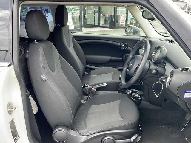 ＭＩＮＩ ミニ クーパー 新潟県 2014(平26)年 8.3万km 白 ６MT/冬タイヤ積載/純正オーディオ/（FM/AM/CD/AUX）/ETC/プッシュスタート/シガーソケット/フロアマット/フォグランプ/電格ミラー/純正AW/スペアキー×１