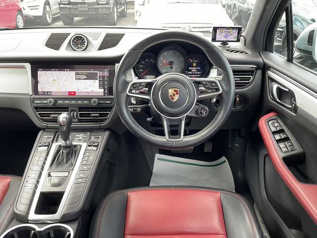 ポルシェ マカン S 東京都 2019(令1)年 5.3万km シルバー 車体色　M7P　ドロマイトシルバーメタリック/シュポルトエディション/・スポーツデザインパッケージ/・21インチアルミ/・アクティブサスペンションマネージメント/・パワーステアリングプラス/・スポーツクロノパッケージ/純正ナビ/（BT/USB/AppleCarplay）/パノラマルーフ/ポルシェアクティブセーフ/アダプティブクルーズコントロール/レーンキープアシスト/レーンチェンジアシスト/全方位カメラ　ETC2.0/Fドライブレコーダー/レザーシート/シートヒーター/フロントパワーシート/パワーバックドア/パドルシフト付革巻きハンドル/スマートキー×２/純正21インチアルミ