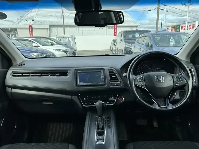 ホンダ ヴェゼル X ホンダセンシング 長野県 2018(平30)年 10.6万km プラチナホワイトパール ・ホンダセンシング/・プッシュスタート/・アイドリングストップ/・クルーズコントロール/・バックカメラ/・純正ナビ/AM/FM/iPod/Bluetooth/CD/・オートライト/・シートヒーター/純正フロアマット/・社外16インチアルミホイール/・ハロゲンヘッドライト/・純正アルミホイール付きサマータイヤ車載