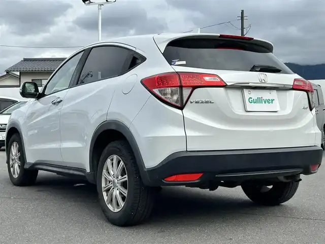 ホンダ ヴェゼル X ホンダセンシング 長野県 2018(平30)年 10.6万km プラチナホワイトパール ・ホンダセンシング/・プッシュスタート/・アイドリングストップ/・クルーズコントロール/・バックカメラ/・純正ナビ/AM/FM/iPod/Bluetooth/CD/・オートライト/・シートヒーター/純正フロアマット/・社外16インチアルミホイール/・ハロゲンヘッドライト/・純正アルミホイール付きサマータイヤ車載