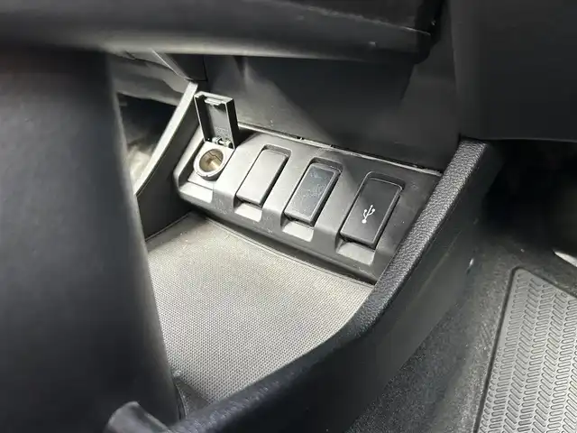 ホンダ ヴェゼル X ホンダセンシング 長野県 2018(平30)年 10.6万km プラチナホワイトパール ・ホンダセンシング/・プッシュスタート/・アイドリングストップ/・クルーズコントロール/・バックカメラ/・純正ナビ/AM/FM/iPod/Bluetooth/CD/・オートライト/・シートヒーター/純正フロアマット/・社外16インチアルミホイール/・ハロゲンヘッドライト/・純正アルミホイール付きサマータイヤ車載