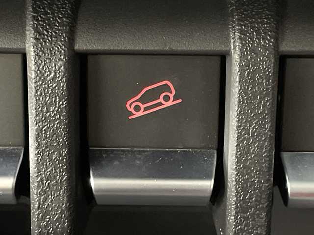 スズキ ジムニー XC 岐阜県 2023(令5)年 2.4万km ブルーイッシュブラックパール3 社外SDナビ（CN-HA01WD）/フルセグ/BT/DVD/バックカメラ/スズキセーフティサポート/デュアルセンサーブレーキ/クルーズコントロール/車線逸脱警報機能/先行車発進お知らせ機能/誤発進抑制機能/ふらつき警報機/ヒルディセントコントロール/前席シートヒーター/アイドリングストップ/純正16インチAW/サイドバイザー/本革ステアリング/LEDオートライト/フォグランプ/ターボ車/スマートキー/スペアキー