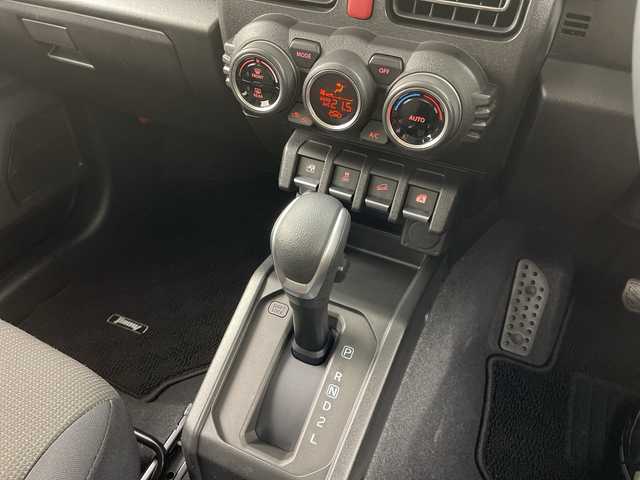 スズキ ジムニー XC 岐阜県 2023(令5)年 2.4万km ブルーイッシュブラックパール3 社外SDナビ（CN-HA01WD）/フルセグ/BT/DVD/バックカメラ/スズキセーフティサポート/デュアルセンサーブレーキ/クルーズコントロール/車線逸脱警報機能/先行車発進お知らせ機能/誤発進抑制機能/ふらつき警報機/ヒルディセントコントロール/前席シートヒーター/アイドリングストップ/純正16インチAW/サイドバイザー/本革ステアリング/LEDオートライト/フォグランプ/ターボ車/スマートキー/スペアキー