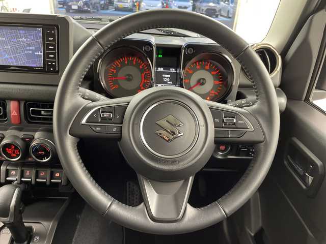 スズキ ジムニー XC 岐阜県 2023(令5)年 2.4万km ブルーイッシュブラックパール3 社外SDナビ（CN-HA01WD）/フルセグ/BT/DVD/バックカメラ/スズキセーフティサポート/デュアルセンサーブレーキ/クルーズコントロール/車線逸脱警報機能/先行車発進お知らせ機能/誤発進抑制機能/ふらつき警報機/ヒルディセントコントロール/前席シートヒーター/アイドリングストップ/純正16インチAW/サイドバイザー/本革ステアリング/LEDオートライト/フォグランプ/ターボ車/スマートキー/スペアキー