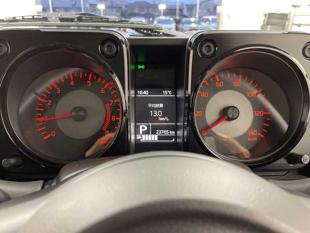 スズキ ジムニー XC 岐阜県 2023(令5)年 2.4万km ブルーイッシュブラックパール3 社外SDナビ（CN-HA01WD）/フルセグ/BT/DVD/バックカメラ/スズキセーフティサポート/デュアルセンサーブレーキ/クルーズコントロール/車線逸脱警報機能/先行車発進お知らせ機能/誤発進抑制機能/ふらつき警報機/ヒルディセントコントロール/前席シートヒーター/アイドリングストップ/純正16インチAW/サイドバイザー/本革ステアリング/LEDオートライト/フォグランプ/ターボ車/スマートキー/スペアキー