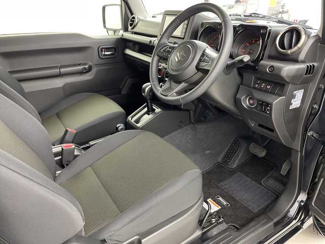 スズキ ジムニー XC 岐阜県 2023(令5)年 2.4万km ブルーイッシュブラックパール3 社外SDナビ（CN-HA01WD）/フルセグ/BT/DVD/バックカメラ/スズキセーフティサポート/デュアルセンサーブレーキ/クルーズコントロール/車線逸脱警報機能/先行車発進お知らせ機能/誤発進抑制機能/ふらつき警報機/ヒルディセントコントロール/前席シートヒーター/アイドリングストップ/純正16インチAW/サイドバイザー/本革ステアリング/LEDオートライト/フォグランプ/ターボ車/スマートキー/スペアキー