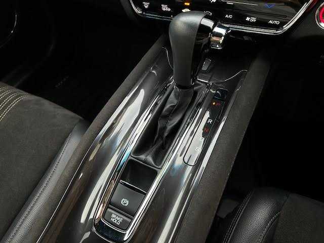 ホンダ ヴェゼル RS ホンダセンシング 東京都 2019(平31)年 6.8万km クリスタルブラックパール ワンオーナー/ホンダセンシング(安全運転支援システム)/純正SDインターナビ/フルセグTV/Bluetooth CD DVD AM FM/HDMI USB/バックカメラ/ハーフレザーシート/シートヒーター/アダプティブクルーズコントロール/衝突被害軽減ブレーキ/誤発進抑制機能/歩行者事故低減ステアリング/路外逸脱抑制機能/車線維持支援システム/プラズマクラスター付きオートエアコン/ETC/ドラレコ/SRSエアバッグ(ダブル＋サイド＋カーテン)/LEDヘッドランプ/スマートキー/スペアキー×1/保証書＆取扱説明書