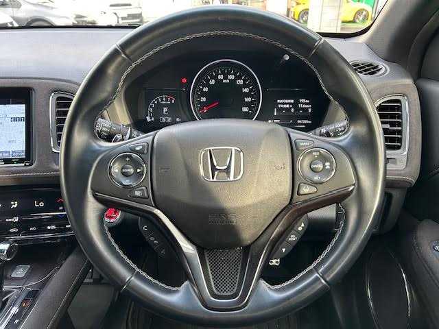 ホンダ ヴェゼル RS ホンダセンシング 東京都 2019(平31)年 6.8万km クリスタルブラックパール ワンオーナー/ホンダセンシング(安全運転支援システム)/純正SDインターナビ/フルセグTV/Bluetooth CD DVD AM FM/HDMI USB/バックカメラ/ハーフレザーシート/シートヒーター/アダプティブクルーズコントロール/衝突被害軽減ブレーキ/誤発進抑制機能/歩行者事故低減ステアリング/路外逸脱抑制機能/車線維持支援システム/プラズマクラスター付きオートエアコン/ETC/ドラレコ/SRSエアバッグ(ダブル＋サイド＋カーテン)/LEDヘッドランプ/スマートキー/スペアキー×1/保証書＆取扱説明書